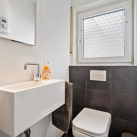 Moderne Mit Garten Und Terrasse