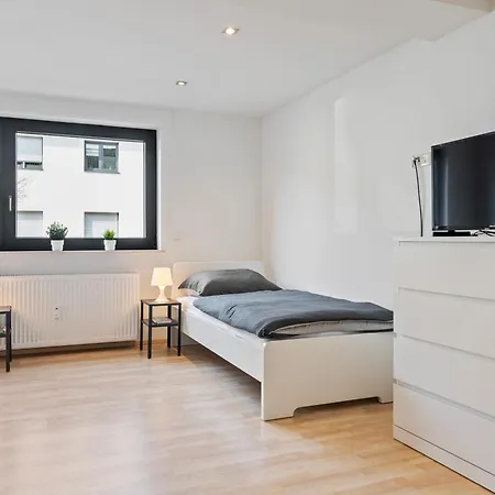 Moderne Mit Garten Und Terrasse