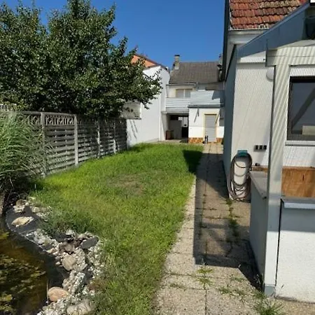 Moderne Mit Garten Und Terrasse